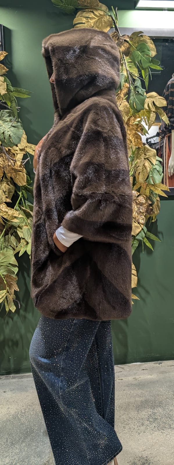 Mantella ecovisone con  cappuccio e bottone gioiello