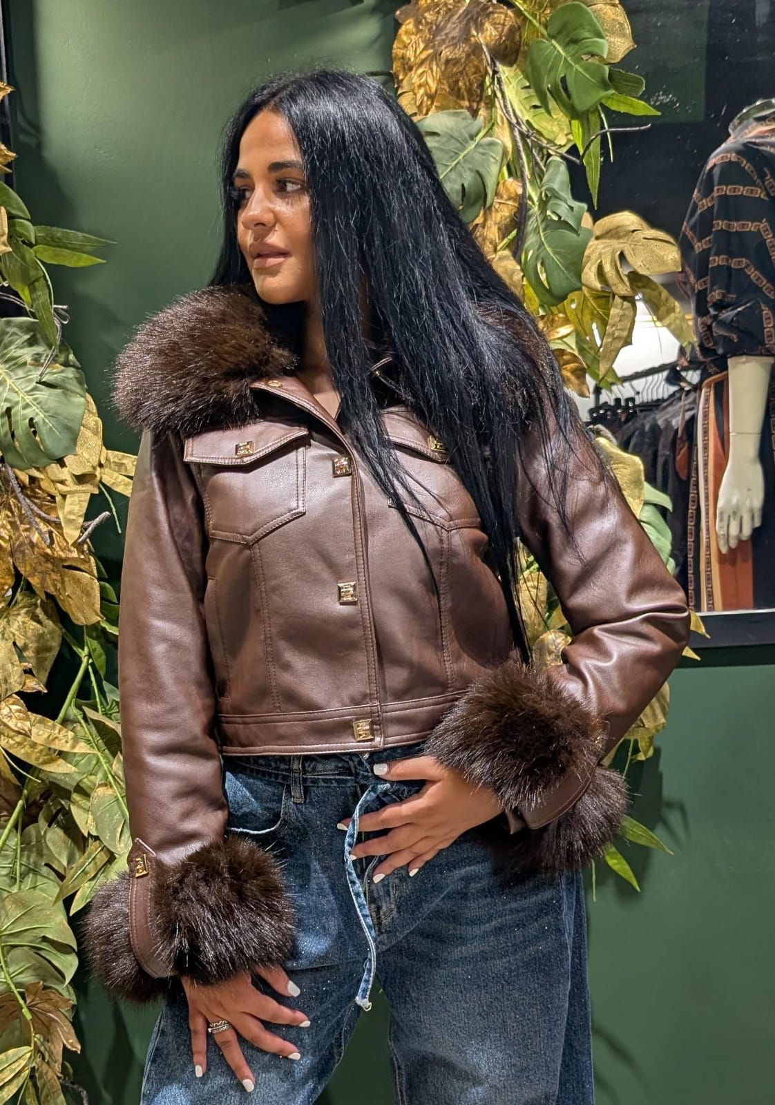 Giubbino corto in ecopelle con collo e polsini  di pelliccia (removibile)