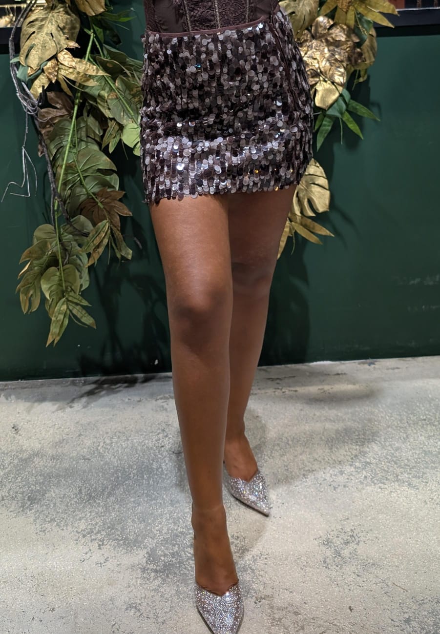 Minigonna in paiettes con zip laterale  in due varianti di colori 
BEIGE e MARRONE