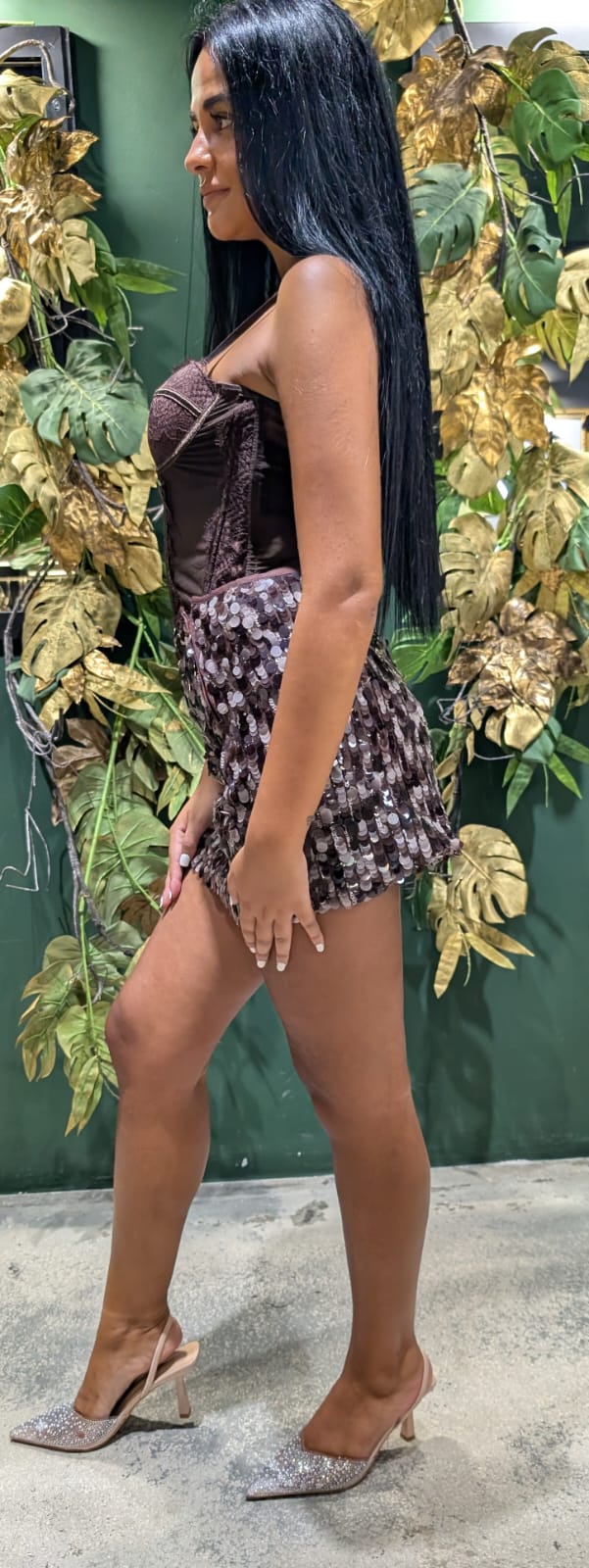 Minigonna in paiettes con zip laterale  in due varianti di colori 
BEIGE e MARRONE