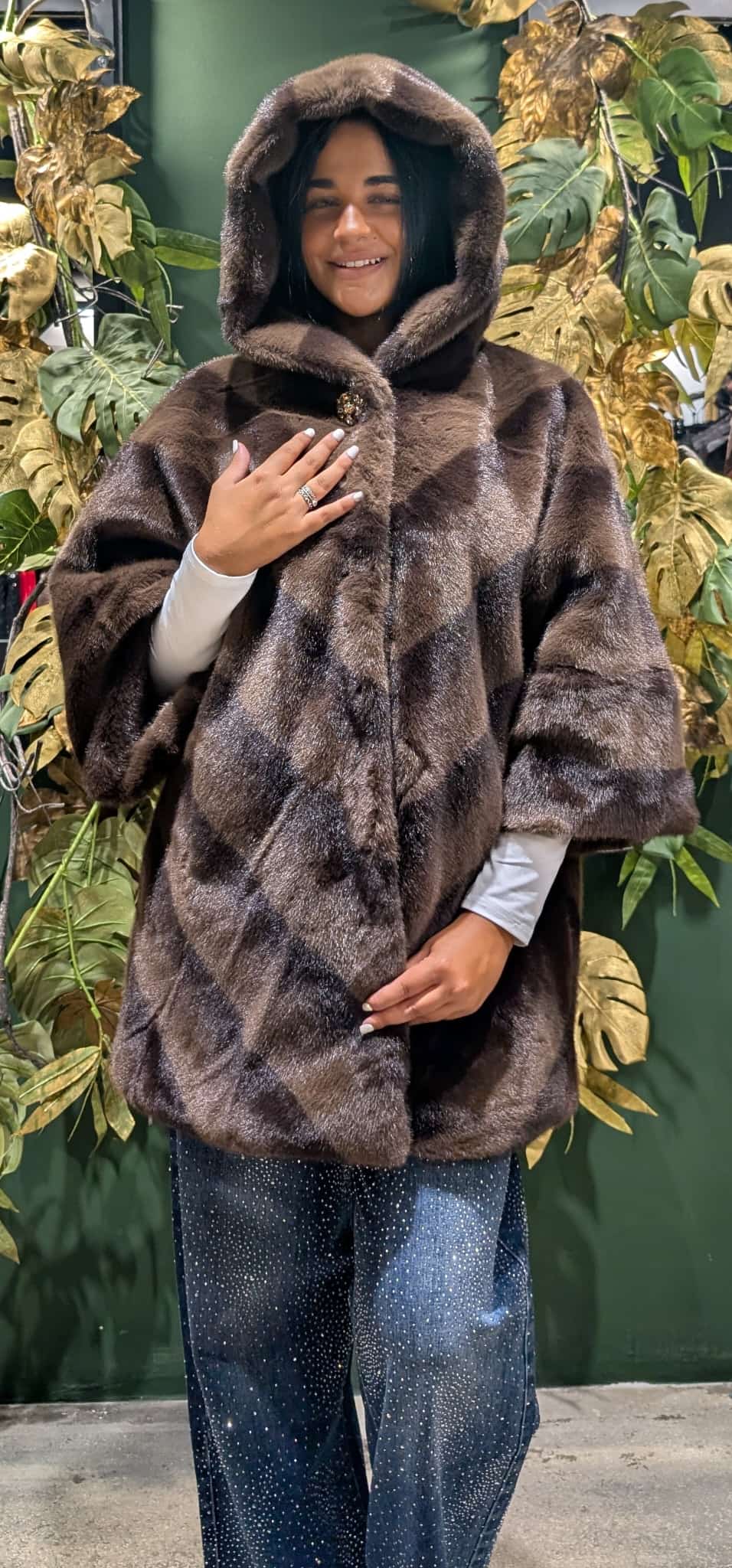 Mantella ecovisone con  cappuccio e bottone gioiello