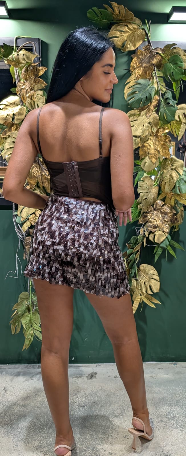 Minigonna in paiettes con zip laterale  in due varianti di colori 
BEIGE e MARRONE