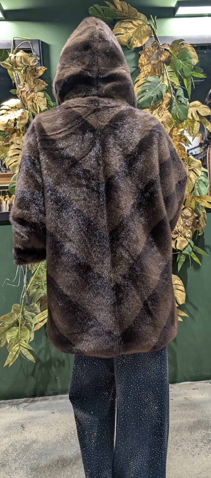 Mantella ecovisone con  cappuccio e bottone gioiello